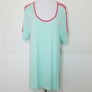 *LAST CHANCE* LuLaRoe Classic T in Aqua and Coral